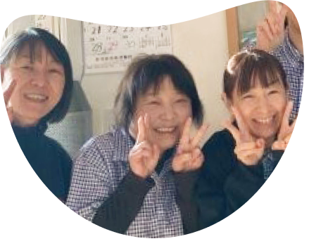 笑顔でポーズをするスタッフ