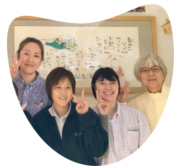 施設内で並ぶスタッフ