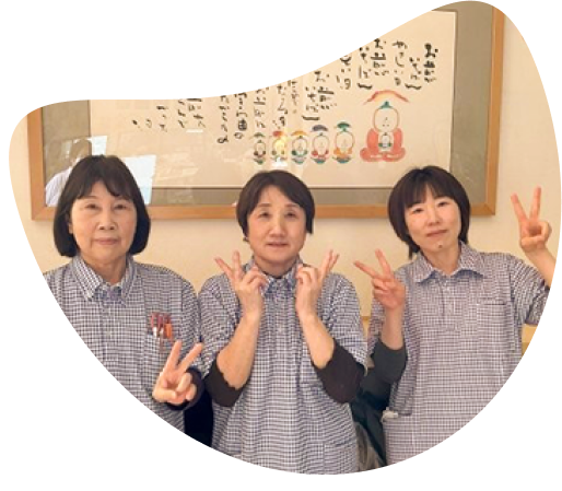 笑顔で並ぶスタッフ